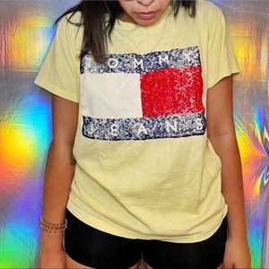 Sick vintage Tommy Hilfiger Tee 🤘💛